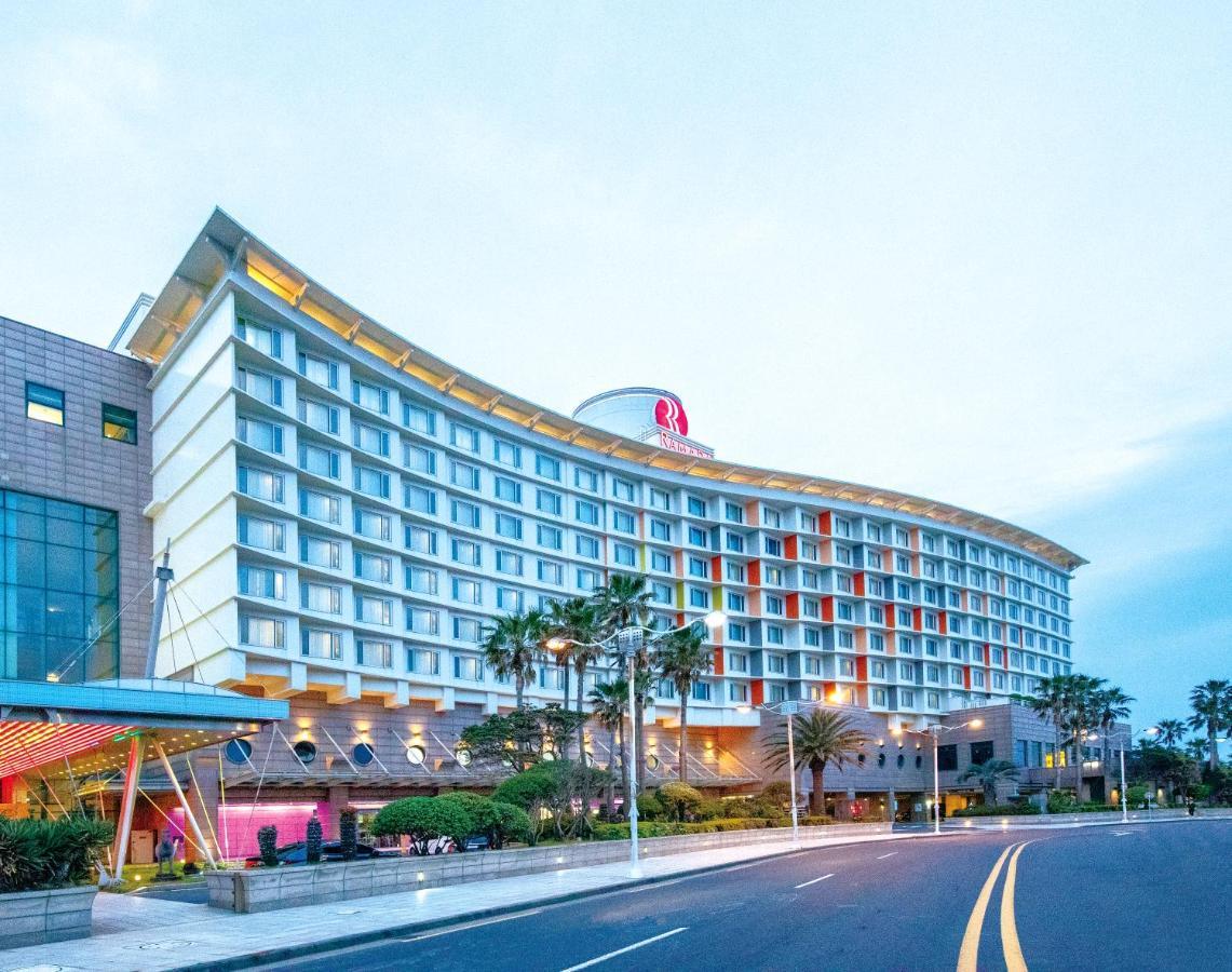 מלון Ramada Plaza By Wyndham Jeju Ocean Front מראה חיצוני תמונה The hotel in 2016