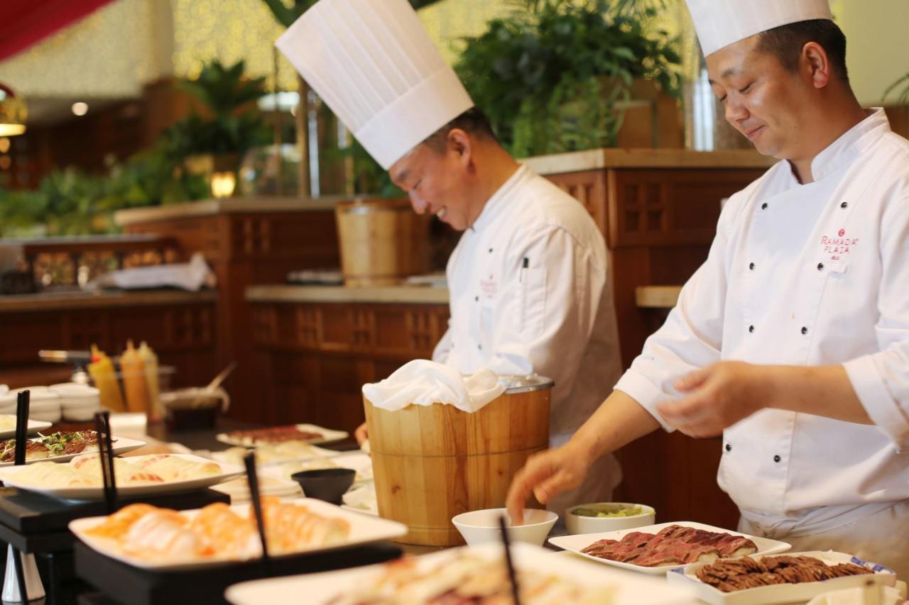 מלון Ramada Plaza By Wyndham Jeju Ocean Front מראה חיצוני תמונה A chef in a restaurant