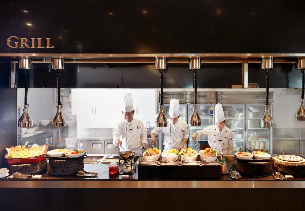 מלון Ramada Plaza By Wyndham Jeju Ocean Front מראה חיצוני תמונה Live kitchen