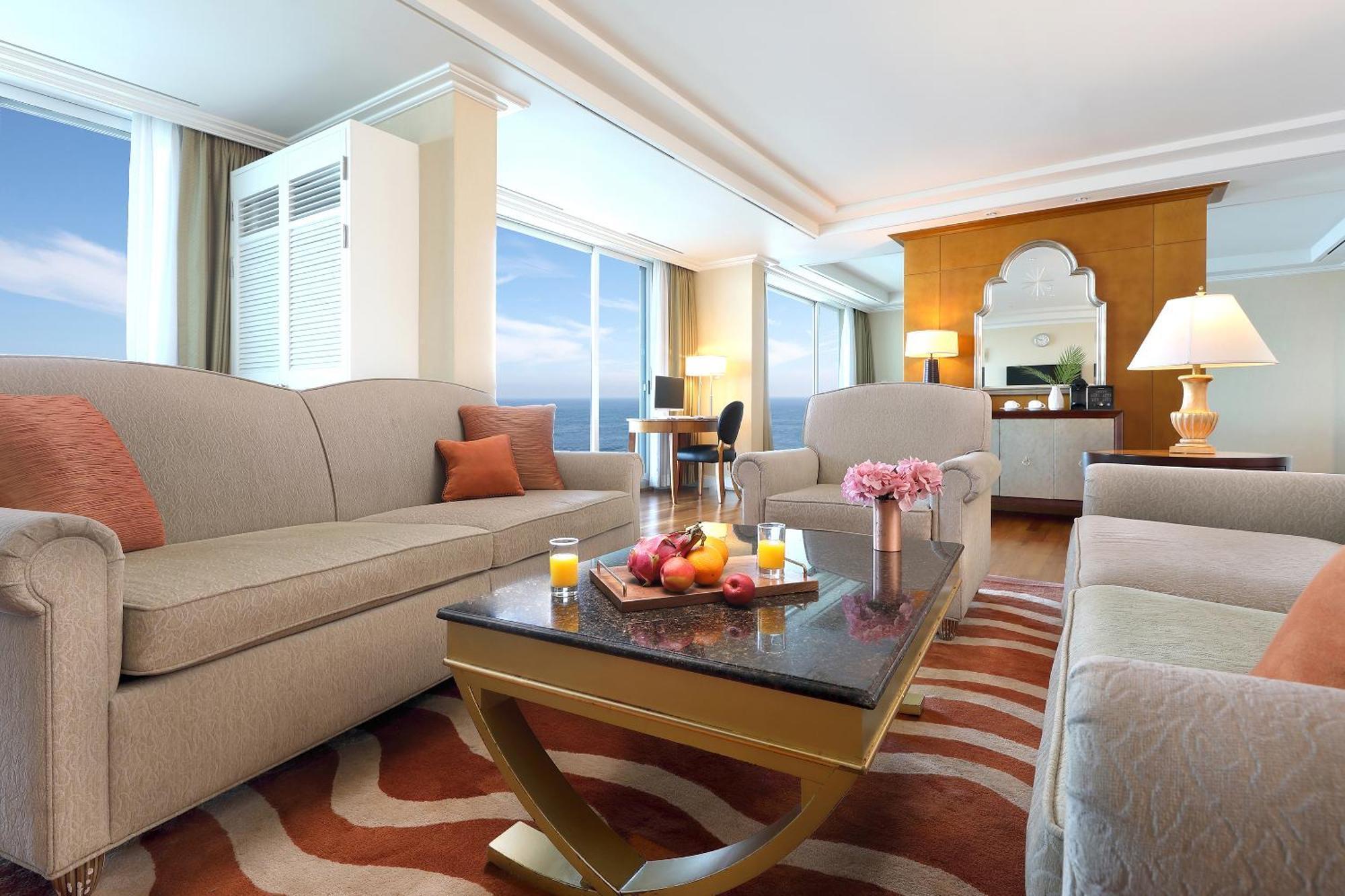 מלון Ramada Plaza By Wyndham Jeju Ocean Front מראה חיצוני תמונה A suite at the Jumeirah Atlantis