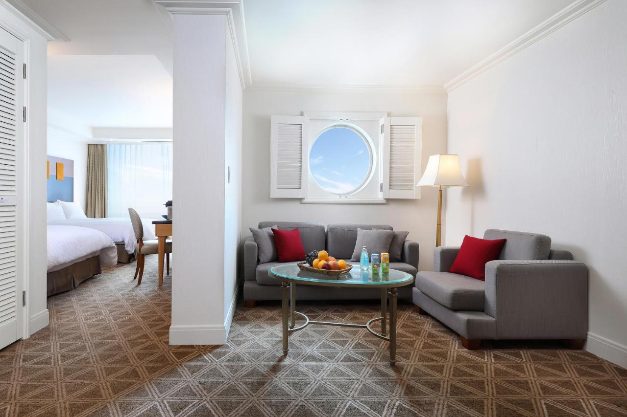 מלון Ramada Plaza By Wyndham Jeju Ocean Front חדר תמונה A suite at the hotel