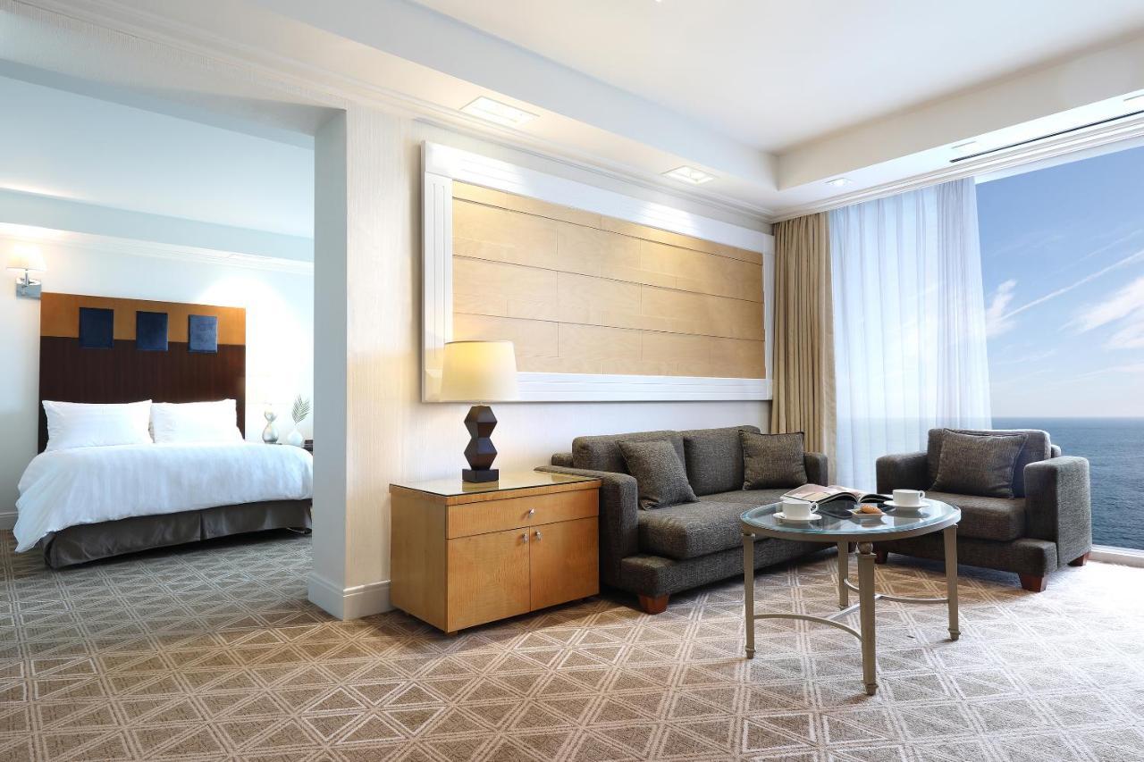מלון Ramada Plaza By Wyndham Jeju Ocean Front חדר תמונה A suite at the hotel